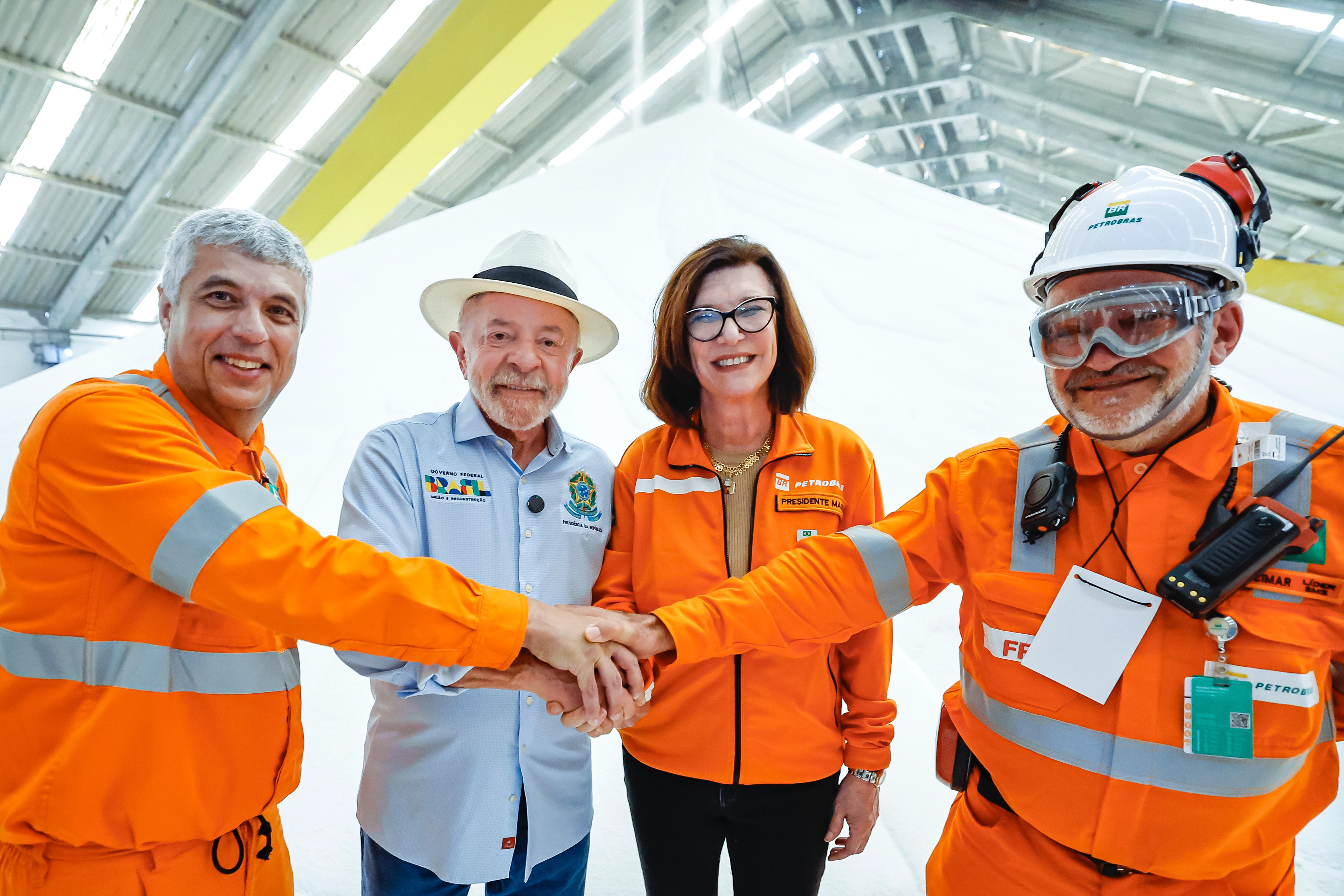 O presidente da República, Luiz Inácio Lula da Silva, e a presidente da Petrobras, Magda Chambriard, durante visita à Fafen-SE